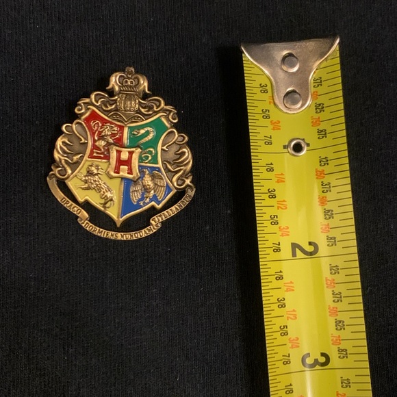 Harry Potter Hogwarts crest pin - Picture 3 of 3